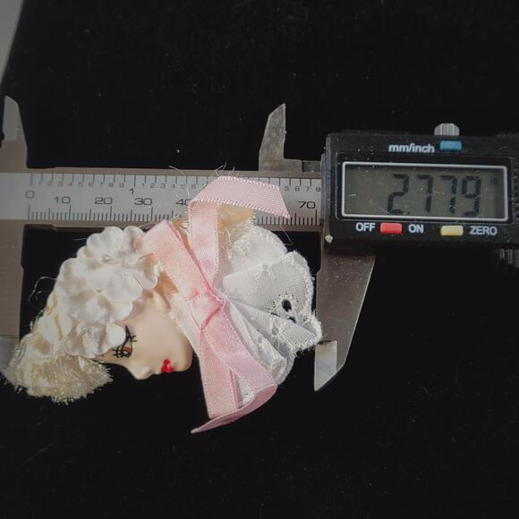 Glamour Lady Head Brooch Face With White Lace and Pink Ribbon 1980's Gift Box - Picture 8 of 9